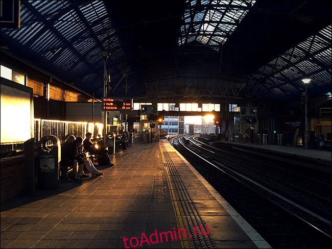 интерьер железнодорожного вокзала с закатом в фоновом режиме