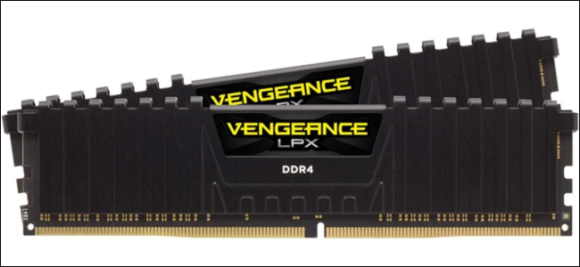 Два модуля памяти DDR4 с черным теплоотводом.